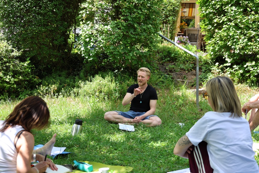Jannik spricht in Gruppe
